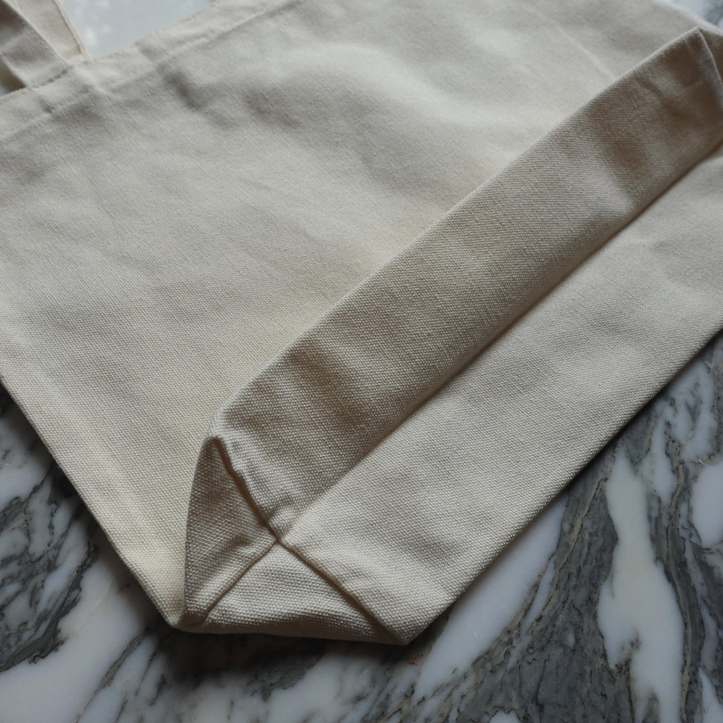 Plain canvas tote bag with base