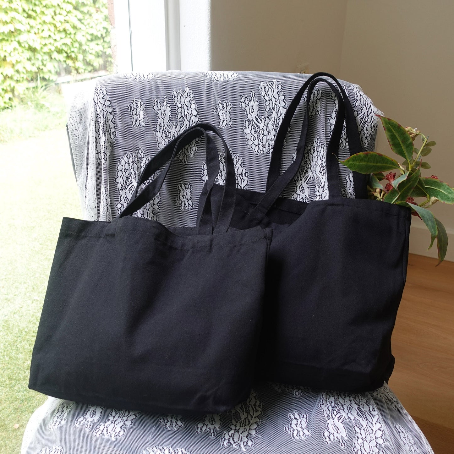 Plain canvas tote bag with base